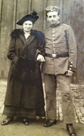 26_ Mendel Bamberger als Soldat im Ersten Weltkrieg mit Ehefrau Rachel.jpg