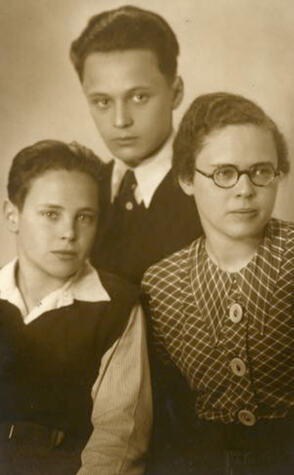 76_Felix Ehrlich mit seinen Geschwistern Hans Josef und Suse