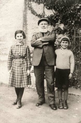 557_Hermann Zarnowietzky mit zweien seiner Töchter (Yad Vashem)