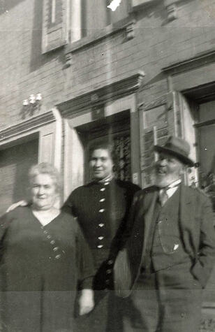 556_Bertha Zarnowietzky-mit-ihrem Ehemann Hermann-und-einer-ihrer-Töchter-(Yad-Vashem)