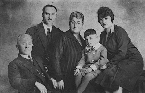 Gary-with-parents-Helen-and-Hartwig,-and-Oma-and-Opa-Rosner,-1928