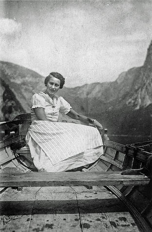 1905-Kate,-Sommerurlaub-in-den-Alpen
