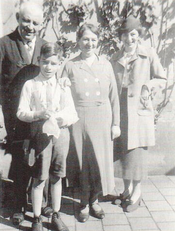 495_Alice Selan mit Eltern Ina und David Grünebaum und einem Sohn Kopie