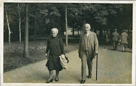 Nanette-and-Herman-Hollander-walking-Kopie