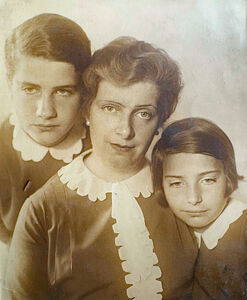 Ida-Kahn-mit-ihren-beiden-Töchtern-(links-Helen,-rechts-Ina)-im-schicken-Haarschnitt-der-1920er-Jahre