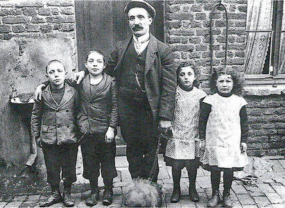 Gustav Falkenstein mit seinen vier Kindern Kurt, Richard, Rosalia und Johanna   ca. 1910  Sammlung Jennifer Goldfinger : R Bildschirmfoto