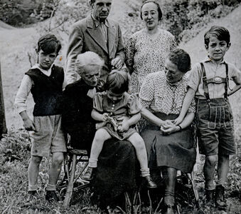 Fritz und Maria Kemter mit Großmutter Therese Mohr (ermordet am 4.12.1942), ihre Kinder Franz Lukas, Elisabeth und Johannes und eine mir unbekannte Freundin der Familie Juni 1942