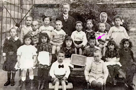Ruths-Schulklasse,-1920-Lehrer-in-der-Mitte--ist-ihr-Vater-Julius