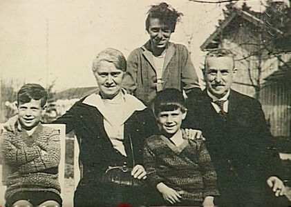 Karoline-mit-Ehemann,-Nathan,-ihrer-Tochter-Klara-und-zwei-Enkelkindern
